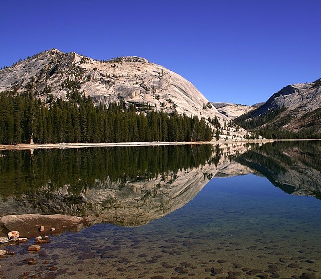 Mountains and a lake in Yosemite National Park.