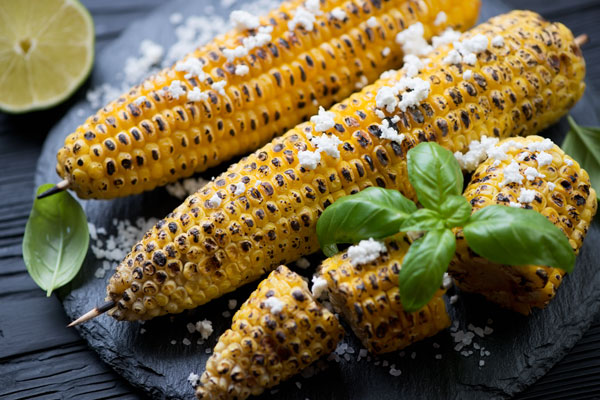 A plate of corn on the cob.